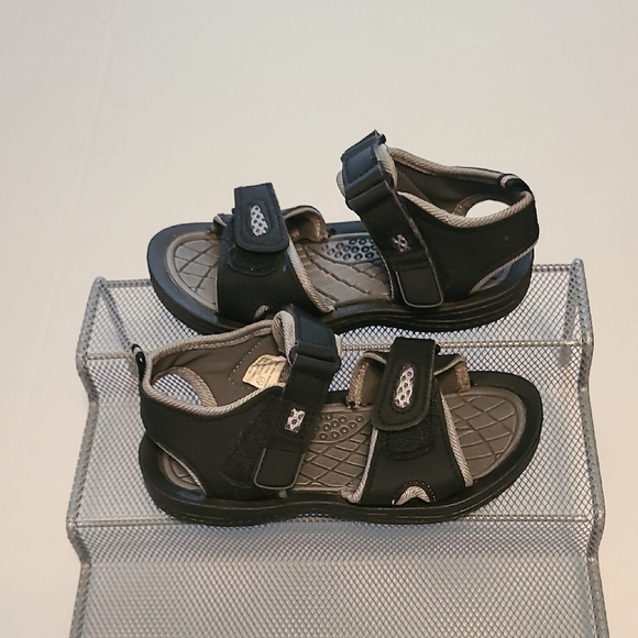 Kids Black and Gray Sandals Size 11/12 EUC Easy Open And Close Straps - Picture 3 of 10